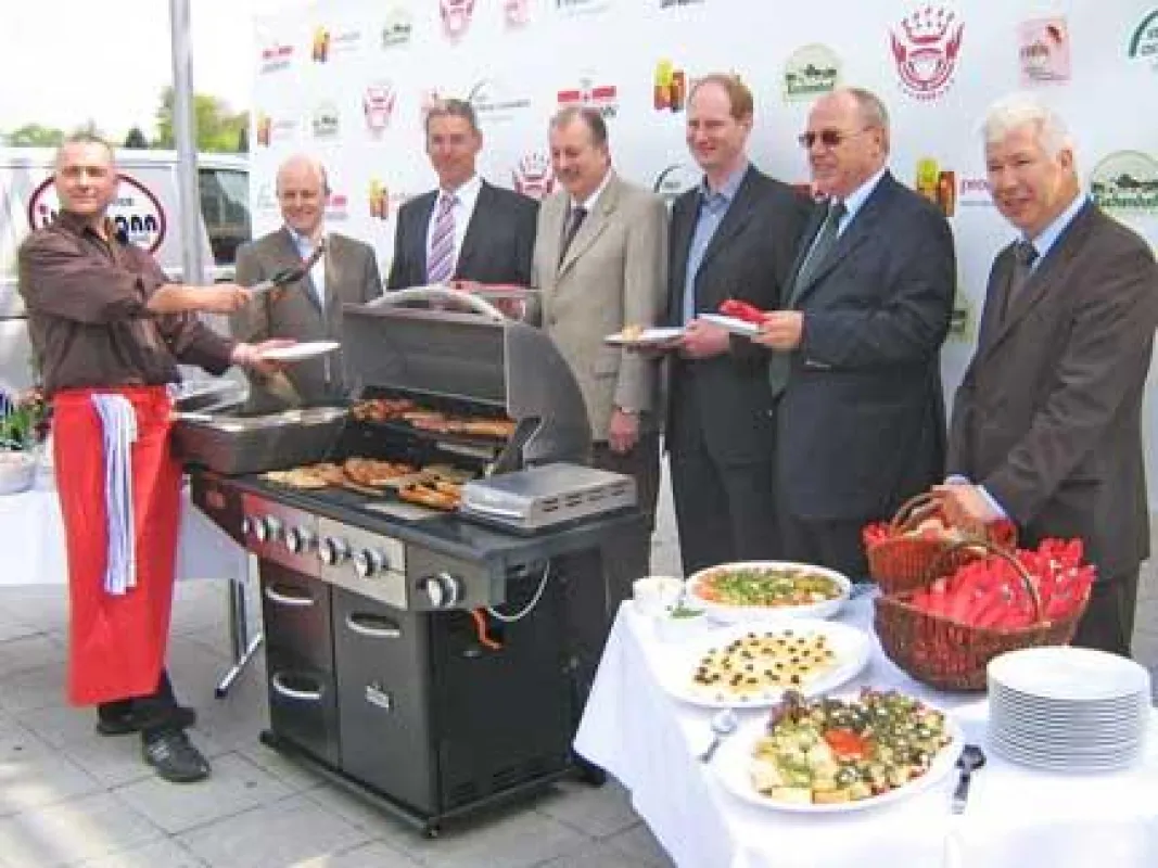 Eine Stadt feuert an. Neben dem Grillmaster (von links nach rechts): Rudolf Festag und Christoph Vallo; Eichenhof, Siegfried Murken vom Stadtmarketing OHZ, Robert Meyer der GBA Präsident, Günther Seur