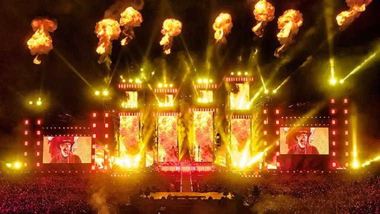 Bild: Lichtdesigner Jerry P. Appelt mit FALCON Scheinwerfern beim Livekonzert der Böhsen Onkelz