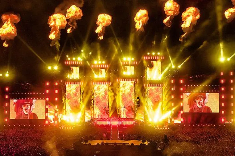 Bild: Lichtdesigner Jerry P. Appelt mit FALCON Scheinwerfern beim Livekonzert der Böhsen Onkelz