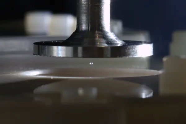 Bild: Staub, Blitz und die Funken der Schöpfung: Statische Elektrizität in weit verbreiteten festen Materialien erklärt