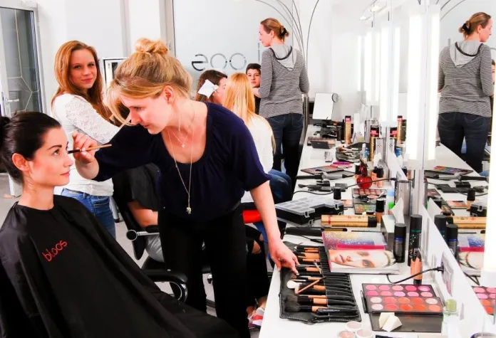 Bild: Make-up Artist Akademie - Auf die Extras kommt es an