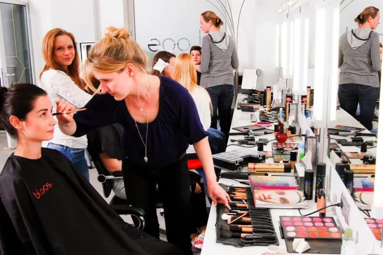 Bild: Make-up Artist Akademie - Auf die Extras kommt es an