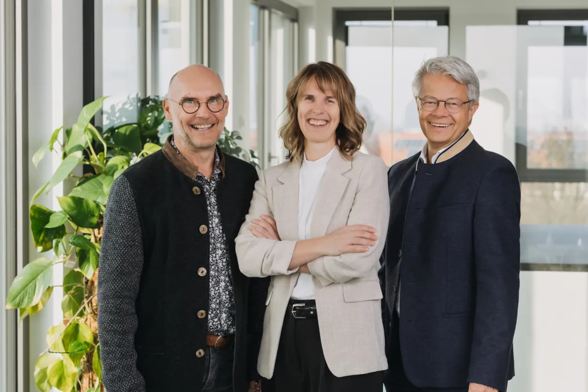 Eva Heuer (mi.) mit ihren Geschäftsführungskollegen Michael Gulde (li.) und Karl Fuchs. (© ©T.CON)