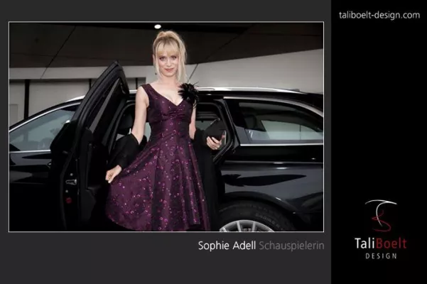 Schauspielerin Sophie Adell beim BMW Galaabend „Was uns bewegt“ mit einem Abendkleid von TaliBoelt Design Bild: Schauspielerin Sophie Adell beim BMW Galaabend „Was uns bewegt“ mit einem Abendkleid von TaliBoelt Design