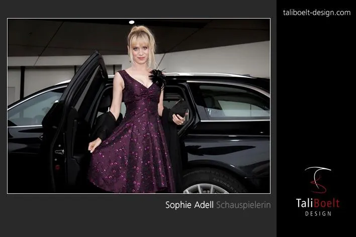 Bild: Schauspielerin Sophie Adell beim BMW Galaabend „Was uns bewegt“ mit einem Abendkleid von TaliBoelt Design