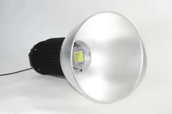 Bild: LED Hallenbeleuchtung – Neue LED Hallenstrahler von WSH