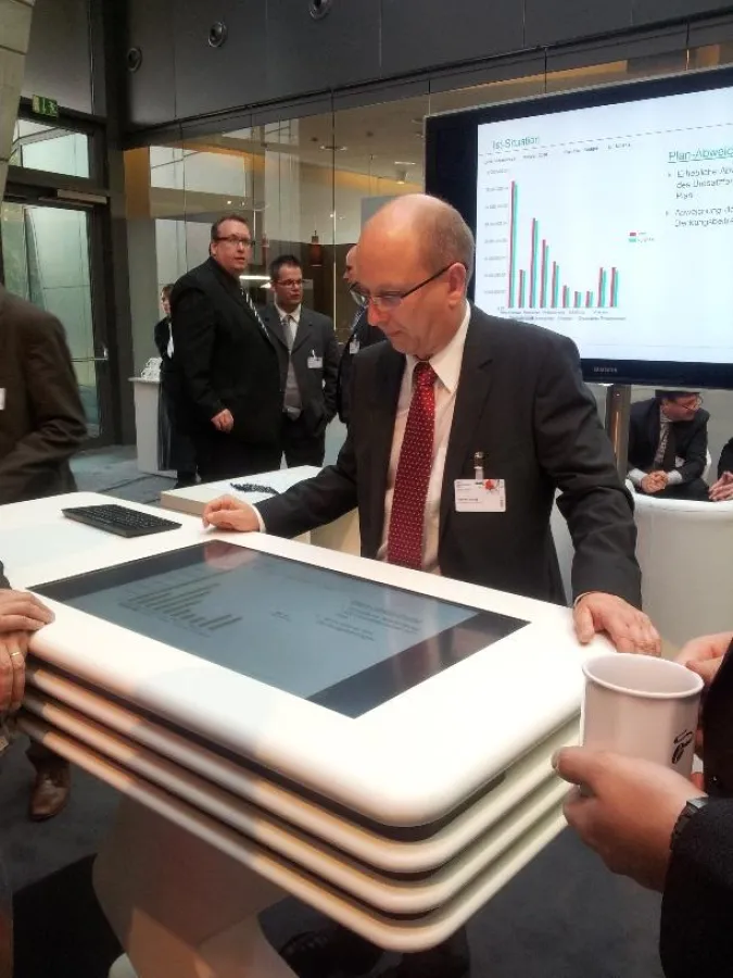 Der Besuchermagnet am Performance Messestand von Woodmark: Der Woodmark MT Planungs- und Reportingtisch.