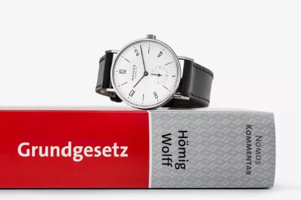 Bild: Eine NOMOS Uhr für 70 Jahre Grundgesetz