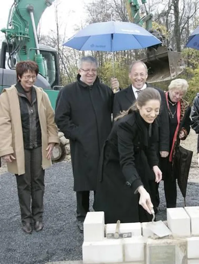 Nina Oetker legt den Grundstein für das Kinderhospiz Bethel.