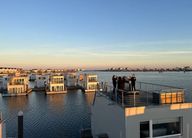 Einzigartiger Musikvideodreh auf schwimmendem Set Bild: Einzigartiger Musikvideodreh auf schwimmendem Set