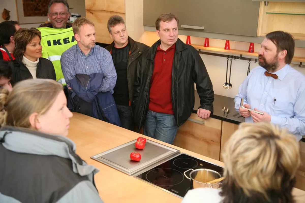 50 Ikeamitarbeiter aus ganz Deutschland besuchen die als Nachhaltigkeitspioniere bekannten Möbelmacher in Unterkrumbach