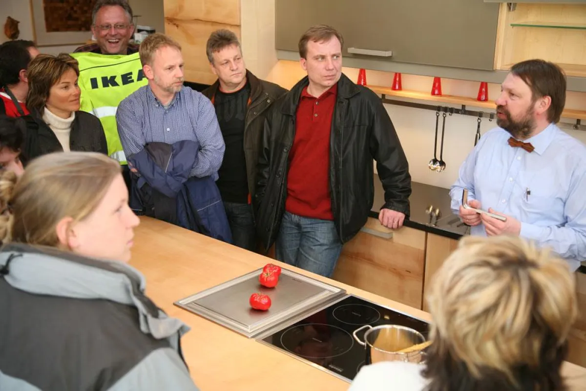 50 Ikeamitarbeiter aus ganz Deutschland besuchen die als Nachhaltigkeitspioniere bekannten Möbelmacher in Unterkrumbach