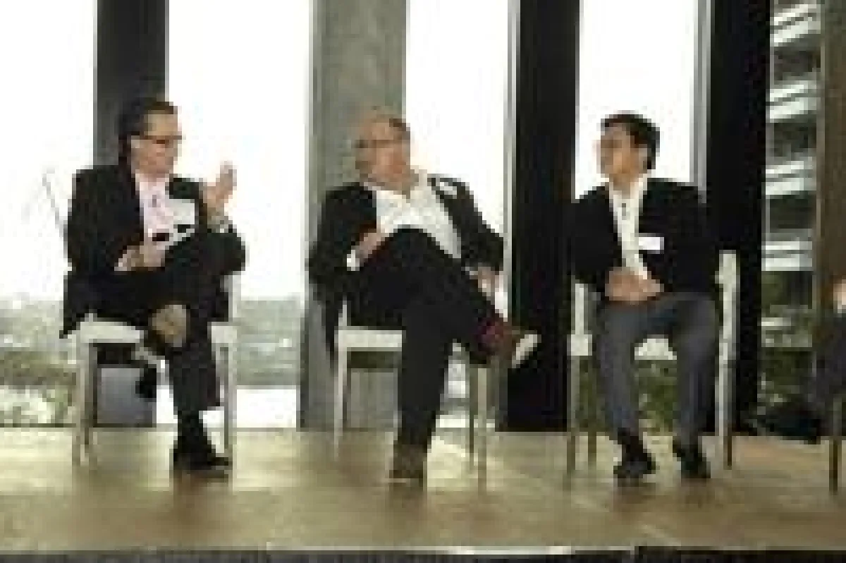 Host Michael Lützenkirchen (WHATEVER MOBILE) im Gespräch mit den Referenten James Rowe (T-Mobile) und Paul Feng (Google)