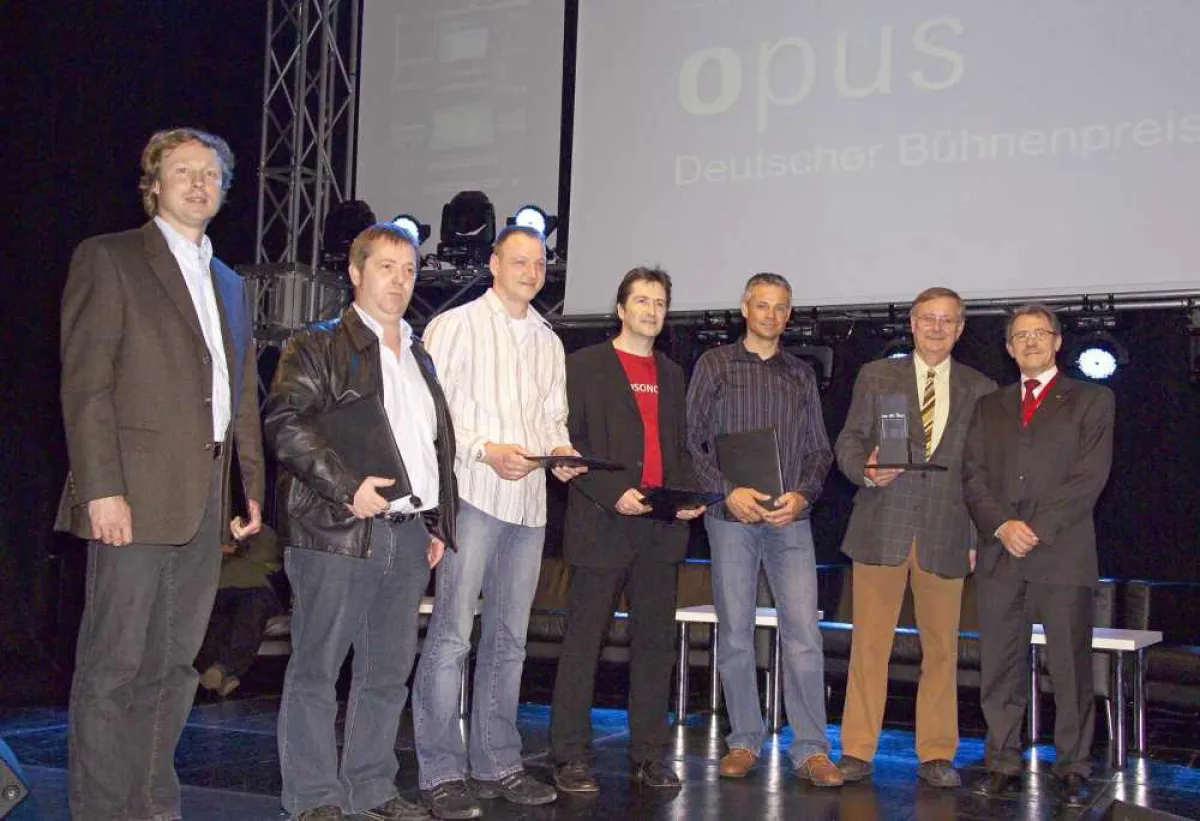 Bühnenpreis Opus.jpg: Das mit dem Opus ausgezeichnete Team um Prof. Wolfgang Fritz. (Von den Bregenzer Festspielen: 2.v.l. Alwin Bösch, 3 v. r. Rudolf Illmer , 2.v.r. Wolfgang Fritz)