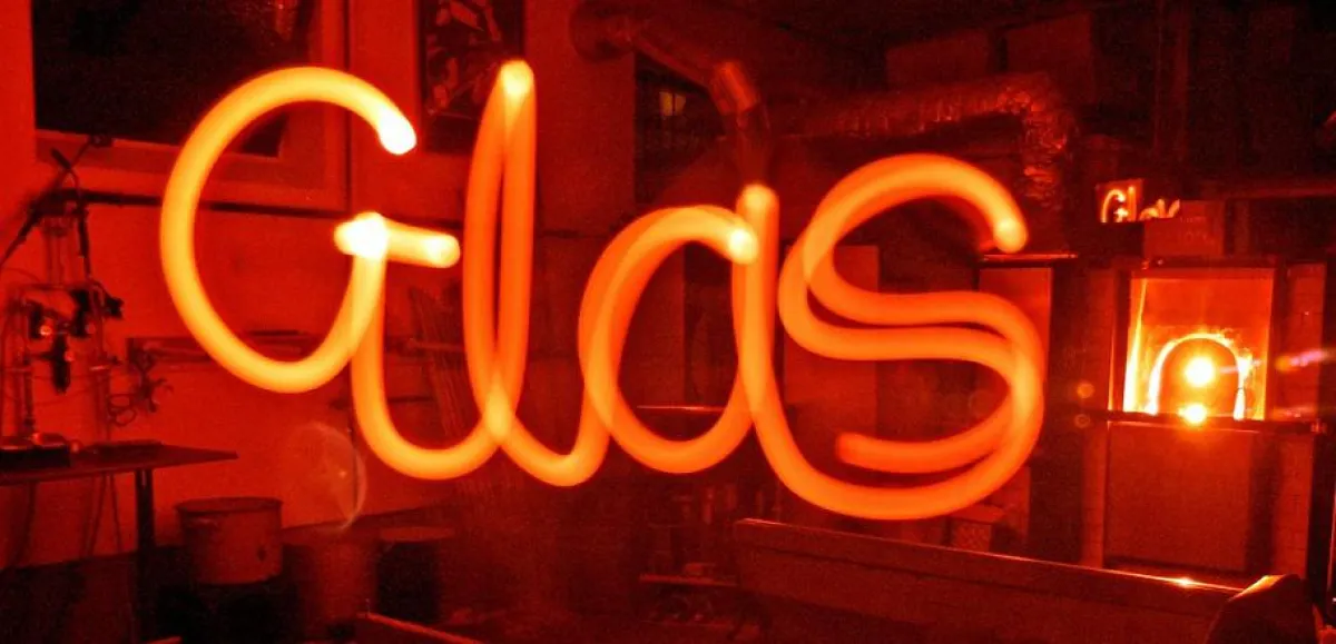 In ein warmes Rot taucht geschmolzenes Glas das Atelier von Stephen und Nina Thorp