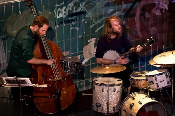 Andreas & Matthias Pichler Duo - 2 Stimmen, Kontrabass, Schlagzeug, Banjo ... Bild: Andreas & Matthias Pichler Duo - 2 Stimmen, Kontrabass, Schlagzeug, Banjo ...