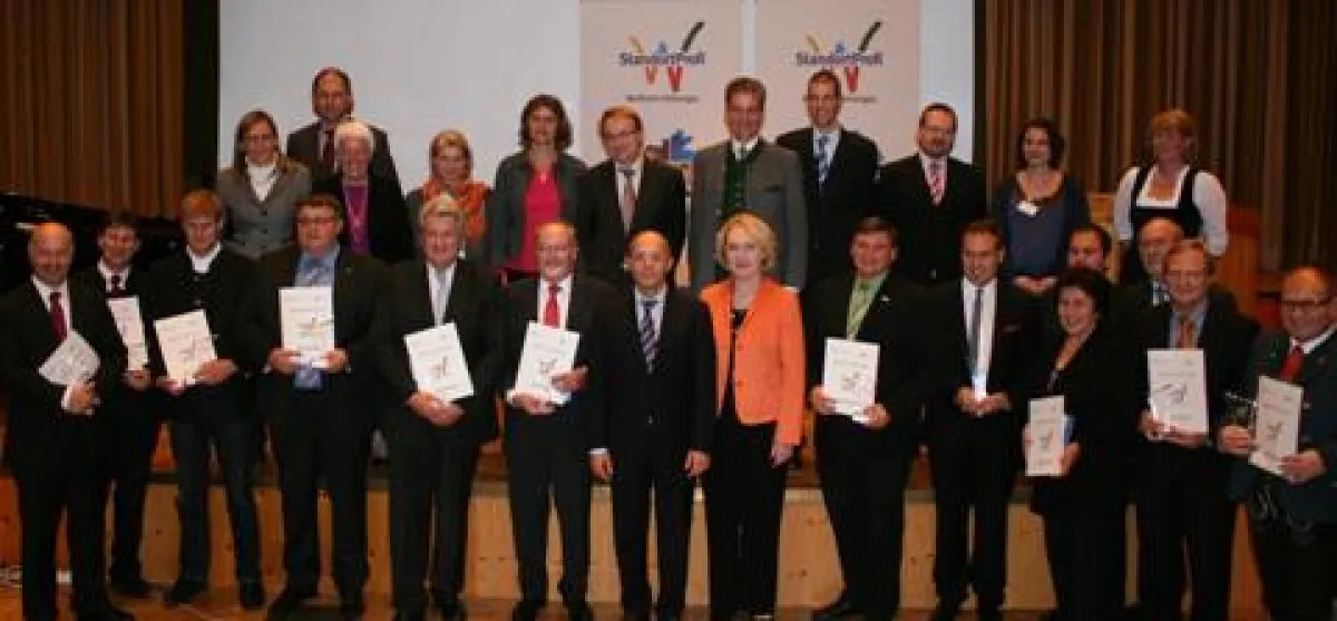 Ausgezeichnete mit Jury und Vertretern desLandkreises