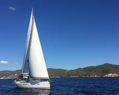 Bild: Per Klick zum Charterboot? Was Sie bei Online-Portalen beachten sollten