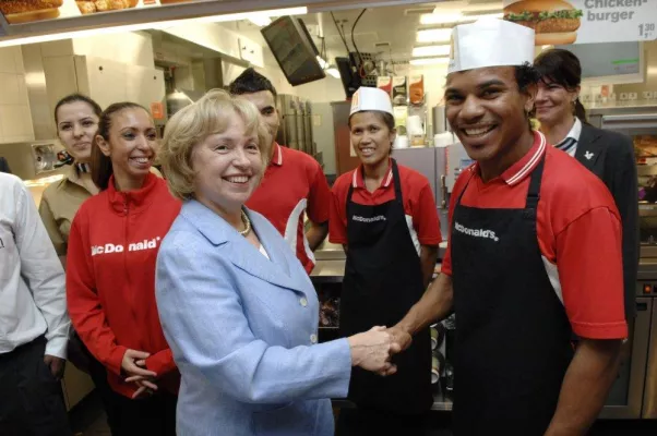 Bild: Staatsministerin Böhmer besucht McDonald’s Mitarbeiter in Berlin Kreuzberg