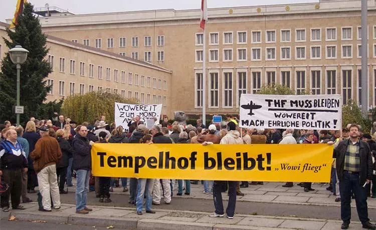 Bild: “Wowereit zum Mond - am besten von Tempelhof”