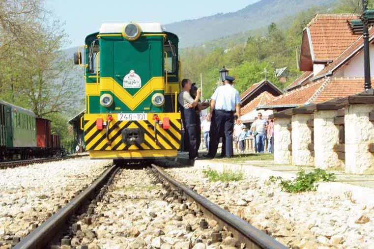 Bild: Sargan 8 - auf der Schmalspurbahn durch das westserbische Gebirge