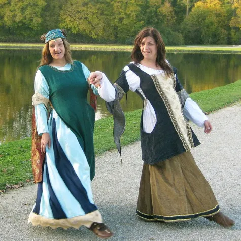 Bild: DIE EINEN FASTEN, DIE ANDEREN FEIERN