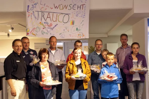 Bild: Preisübergabe in der TRAUCO Ausstellung - Gewinne zur Weltmeisterschaft