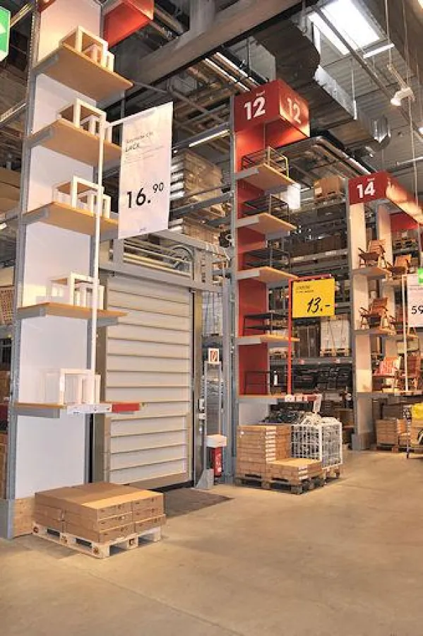 Durch seine moderne Optik integriert sich das EFAFLEX Schnelllauftor perfekt zwischen die IKEa Regale ein.