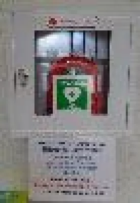 Bild: Kreissparkasse Esslingen-Nürtingen beteiligt sich an Defibrillator im Bürgerhaus Unterensingen