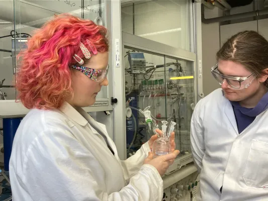 Bild: Viel Handwerk und ein Hauch von Alchemie – Erfahrungen im FJN am Leibniz-Institut für Katalyse
