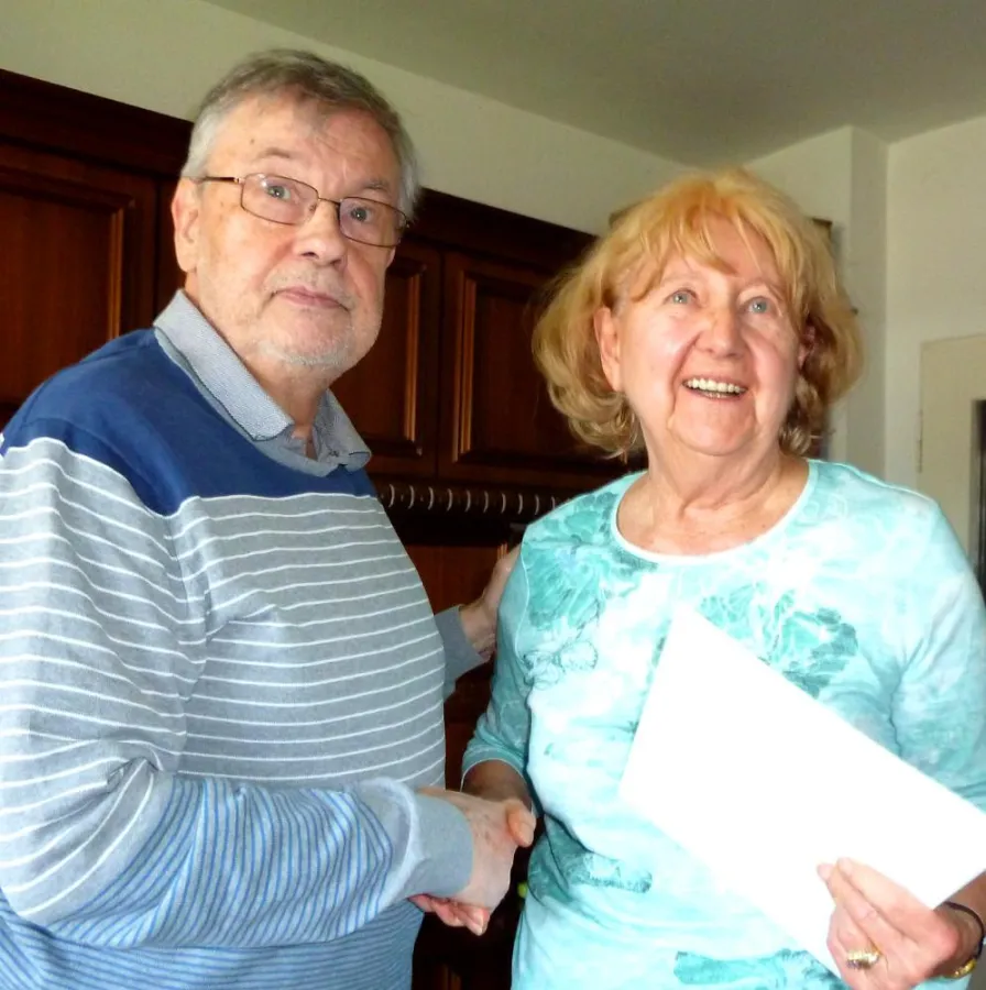 V.l.: OStFw a.D. Zimmermann gratuliert Frau Leppert zum 25-jährigen Treuejubiläum. Foto: A. Wulf