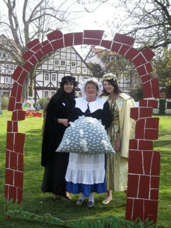 Frau Holle, Goldmarie und Pechmaire; Copyright: Tourist Information Bad Sooden-Allendorf