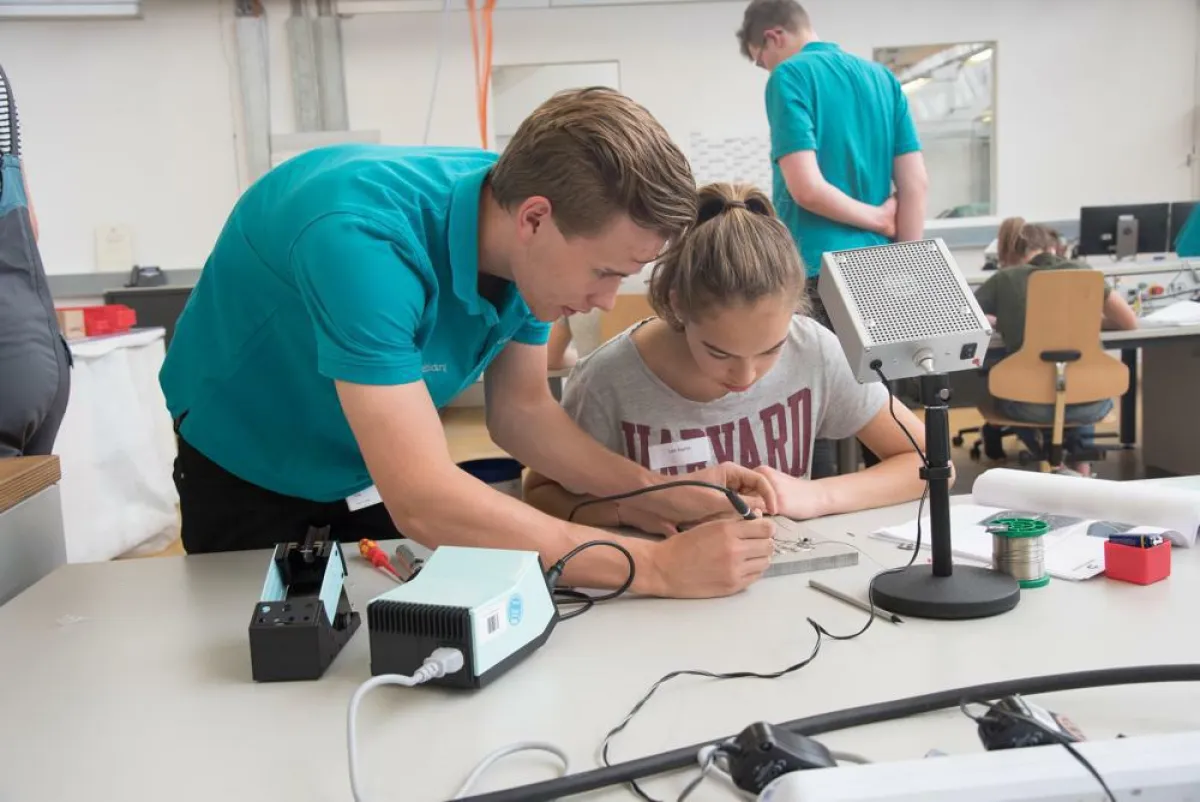 46 Schülerinnen haben am Girls Day bei DRÄXLMAIER teilgenommen. (Foto: DRÄXLMAIER Group)