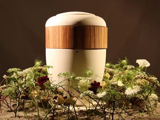 Exklusiv bei Thomas Steininger Trauerwaren: Persönlicher Abschied mit den Ring-Urnen von Himmelblau Bild: Exklusiv bei Thomas Steininger Trauerwaren: Persönlicher Abschied mit den Ring-Urnen von Himmelblau