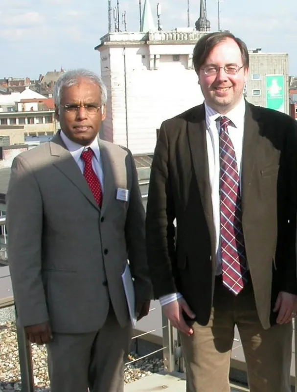 Dr. Haridass Pälmke, Leiter des International Office in Hamm (l), begrüßte Declan Coogan aus Dublin
