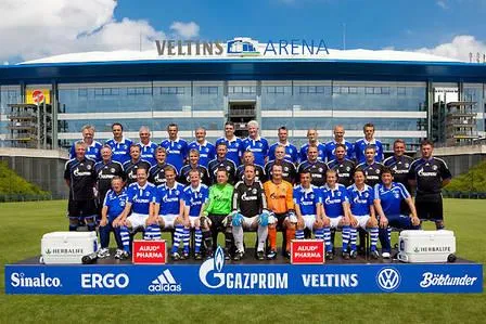 Bild: Die Schalker Traditionself zaubert in der Glückauf-Kampfbahn vor dem Länderspiel