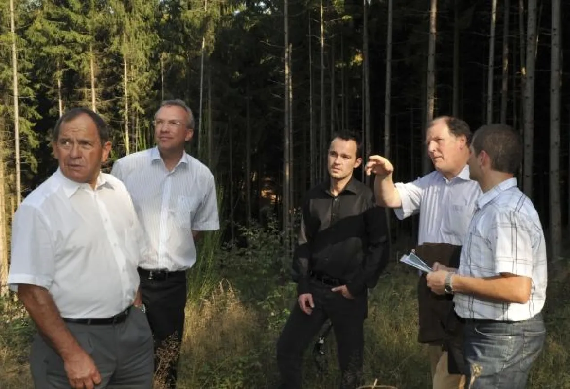 Begehung der Waldfläche bei St.Wendel mit den Vorsitzenden des Landesverbands Saarland der sdw: Landrat Udo Recktenwald, 2vl und Direktor v. Saarforst Michael Klein, 4vl, sowie Werner u. Thomas Schmee