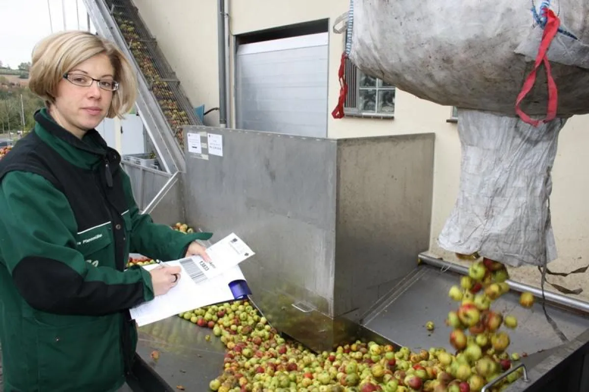 Maike Pfannmüller, Diplom-Oecotrophologin bei der Kelterei ELM, bei der Qualitätskontrolle.