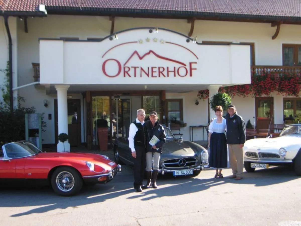 Theo Stegmeier, Senior-Chef des Wohlfühlhotels Ortnerhof (1. v. links), seine Frau Anni Stegmeier (1. v. rechts), Franz Höflinger, Präsident des Baierischen Oldtimer-Club e.V. (2. v. rechts) mit Gatti