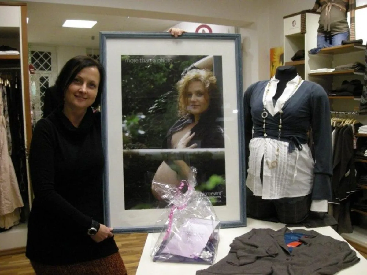 Martina Böddicker, Inhaberin von Pretty Mom, mit einem Bild aus der Serie 