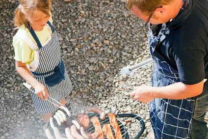 Bild: Grillvergnügen: Rauchfreier Grill lässt auch Asthmatiker Bratwurst und Steak Beschwerdefrei genießen