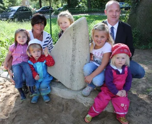 Bild: Steinmetzzentrum Königslutter stellt in Kindergarten und Stadt Skulpturen auf
