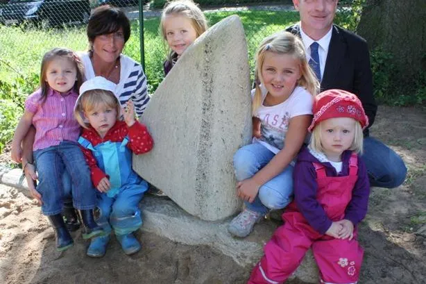 Bild: Steinmetzzentrum Königslutter stellt in Kindergarten und Stadt Skulpturen auf