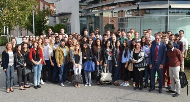 Bild: HdWM-Präsident Prof. Dr. Franz Egle begrüßt 72 Erstsemester in vier Studiengängen