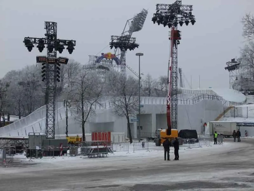 Gewaltiges Bauwerk im Olympiapark (Foto: Stageco Business Partners, frei zur Veröffentlichung bei Namensnennung)