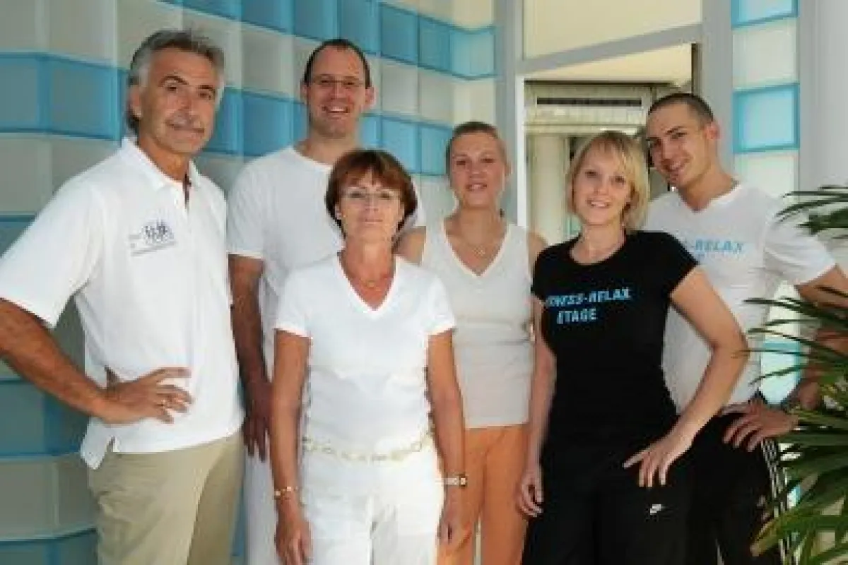 Bildunterschrift: Das Team der Fitness-Relax-Etage: (v.l.) Dr. Bernd Gimbel (Institut für Trainingsberatung), Elfi Breitkopf (Geschäftsführerin), Markus Geier (Masseur, Entsprannungspädagoge, Stressth
