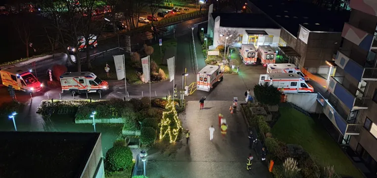 Erfolgreiche Evakuierung des Krankenhauses Porz am Rhein in Köln Bild: Erfolgreiche Evakuierung des Krankenhauses Porz am Rhein in Köln