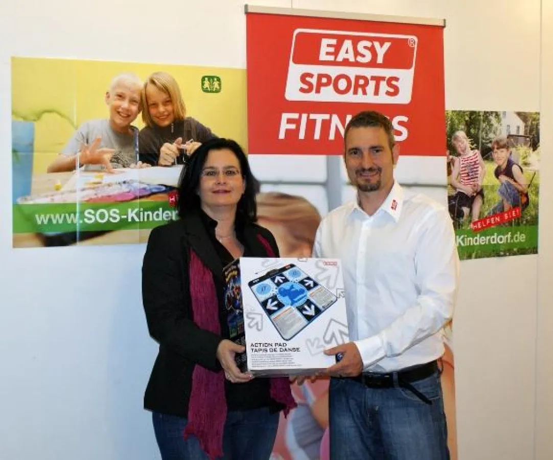 v.l.: Annett Geßler, SOS-Kinderdorf e.V. & Angelo Bauso, easy sports Freizeitanlagen GmbH