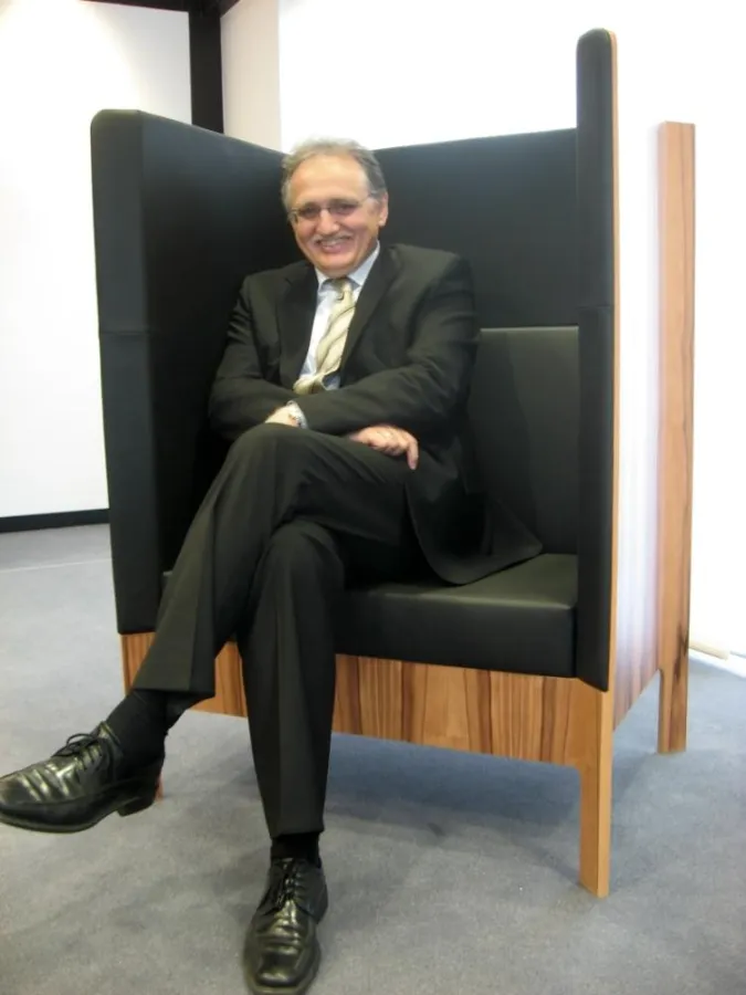 Die Becker Design-Show auf der Interzum 2009 wartet mit originellen Stücken auf: Firmenchef Dr. Ralf Becker testet den Prototypensessel 