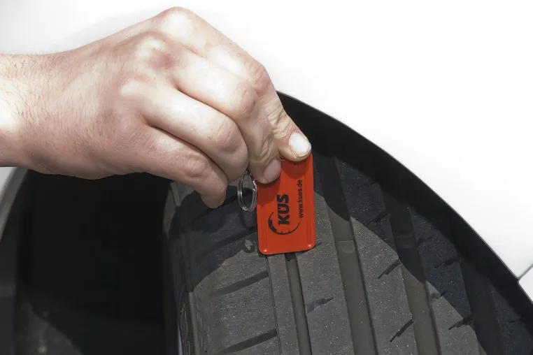 Regelmäßige Reifenchecks erhöhen die eigene Sicherheit – deshalb heißt es jetzt wieder „Wash & Check“ Bild: Regelmäßige Reifenchecks erhöhen die eigene Sicherheit – deshalb heißt es jetzt wieder „Wash & Check“
